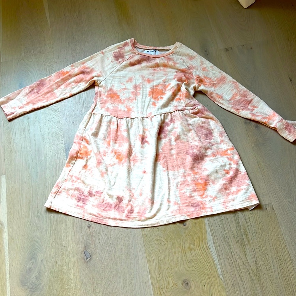 This is a tie-dye dress for eight-year-old girls.